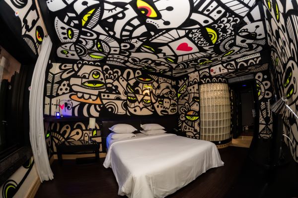 Pullman Ibirapuera lança quartos estilizados pelos artistas plásticos Elvis Mourão e Alemão Art