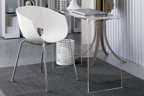 Transforme seu escritório em um ambiente moderno e elegante com móveis de acrílico