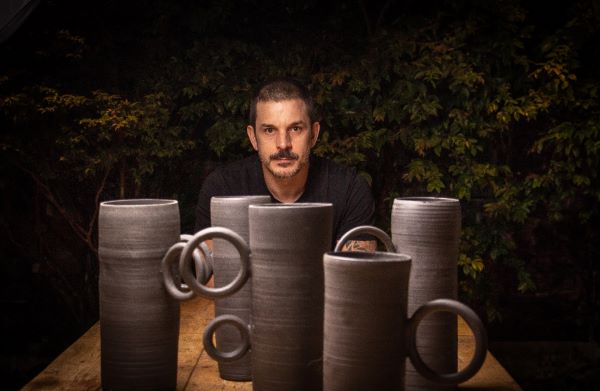 Cerâmicas Castelani apresenta peças de inspiração oriental   criadas a partir de residência artística em Bali, na Indonésia