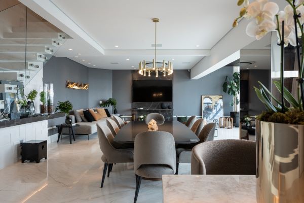 Duplex de 300m² traz projeto moderno e impactante com móveis Florense