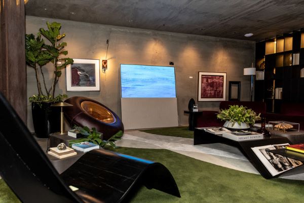TV LG OLED Objet Collection, Easel é destaque no ambiente de Leo Shehtman na CASACOR 2023