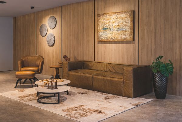 Salva destaca a elegância e contemporaneidade do mobiliário em couro na CASACOR Paraná