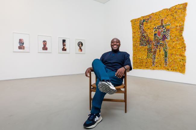 Simões de Assis inaugura nova sede com exposição coletiva
