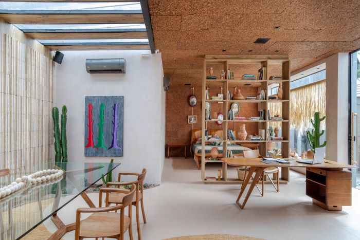 Sustentabilidade em foco: Com o uso de cortiça como revestimento, exposição da casa do designer baiano Aristeu Pires está de portas abertas em Salvador