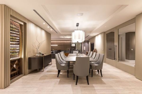 Travertino promove integração e unifica linguagem visual de apartamento de luxo em Curitiba