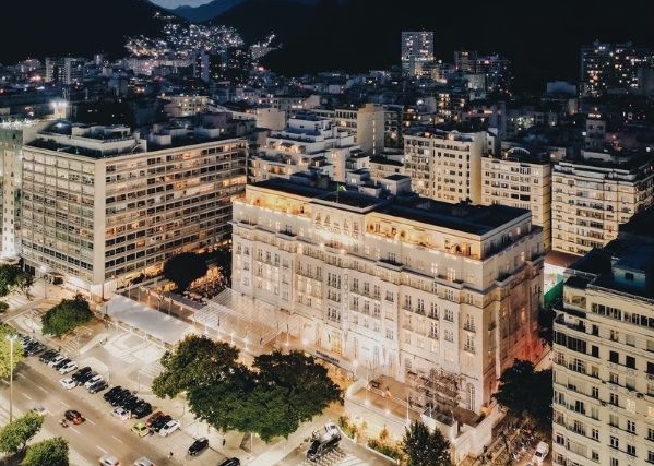 Copacabana Palace revela nova decoração na piscina mais icônica do Rio de Janeiro