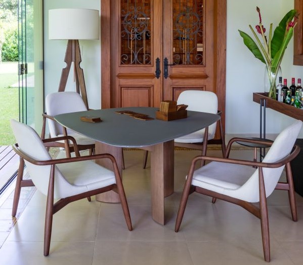 Ideal para um bate papo descontraído, a mesa de conversação tem medidas e características diferentes