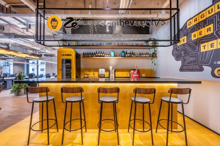 Escritório LP+A Arquitetura assina projeto que explora a comunicação visual e acústica precisa para o novo espaço do Zé Delivery | Ambev Tech na capital paulista