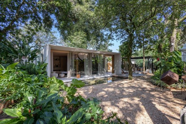 CASACOR Rio: Bangalôs sustentáveis abrigam suítes de hotel  boutique no jardim do Instituto Brando Barbosa