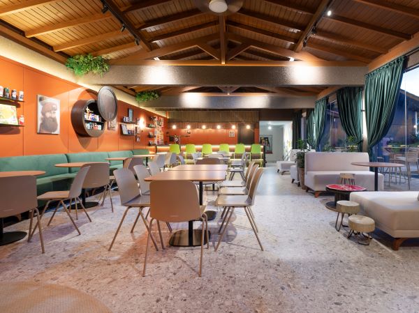 Ambientes perfeitos para encontros com drinks, gastronomia e música na CASACOR/Santa Catarina 2023