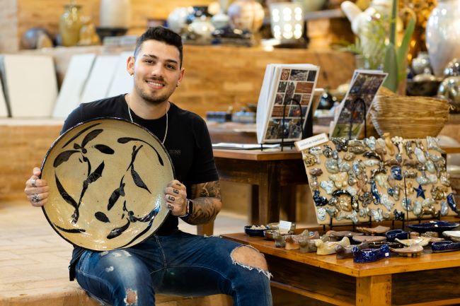 Com quase meio século de história, arte ceramista sobrevive no interior paulista e decora projeto imobiliário que combina luxo e preservação ambiental