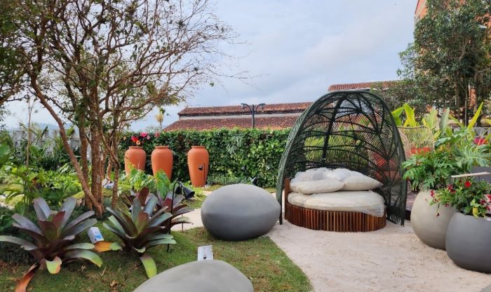 TERRAÇO FLOEMA TRAZ CONEXÃO COM A NATUREZA ALIADA AO ALTO LUXO, COM MOBILIÁRIO INTERNACIONAL DA COLEÇÃO FREEDOM DA MODALLE, ATRAVÉS DA CONTTI HOME DESIGN