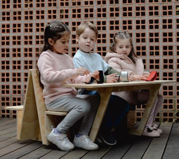 Jaime Lerner Design lança versão infantil do banco W em madeira