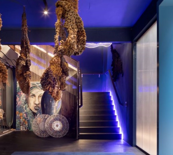 Ambiente “Mergulho Sensorial” mostra a potência do oceano e das mãos humanas que ressignificam resíduos descartados
