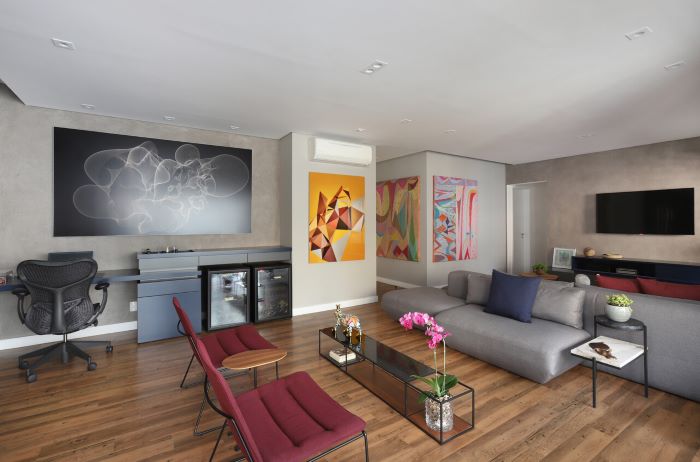 Inovando Arquitetura assina apartamento inspirado na coleção de quadros coloridos do cliente