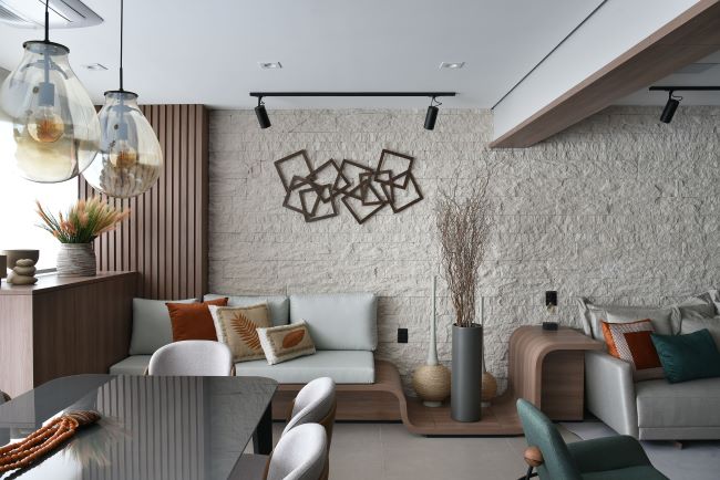 Mix de materiais naturais reforçam visual moderno de apto com 149m²