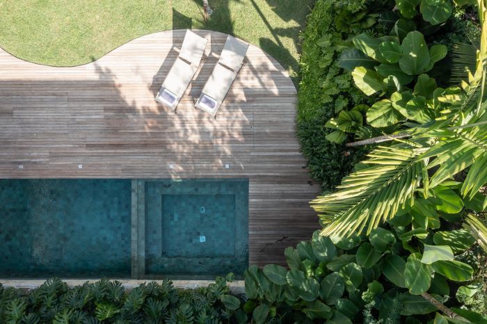 Alessandro Terracini, paisagista, converte o jardim na Praia da Baleia, em São Paulo, num verdadeiro oásis tropical