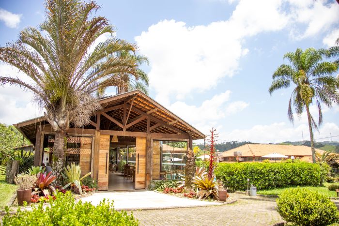 Hotel se sobressai com cabanas integradas à natureza, com decoração têxtil confeccionada a partir de fios sustentáveis