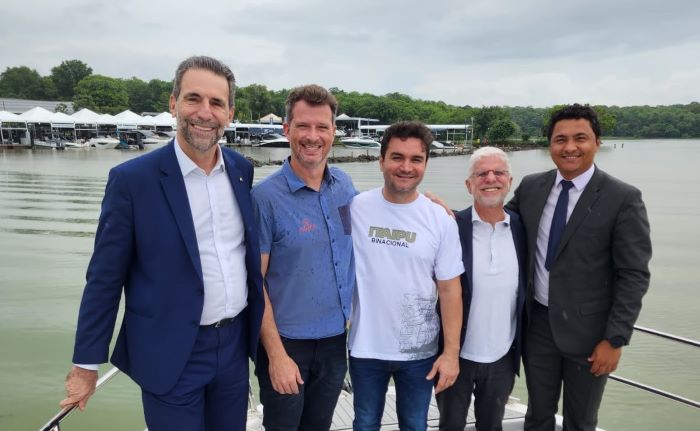 Ministro do Turismo navega em embarcação fabricada no Paraná