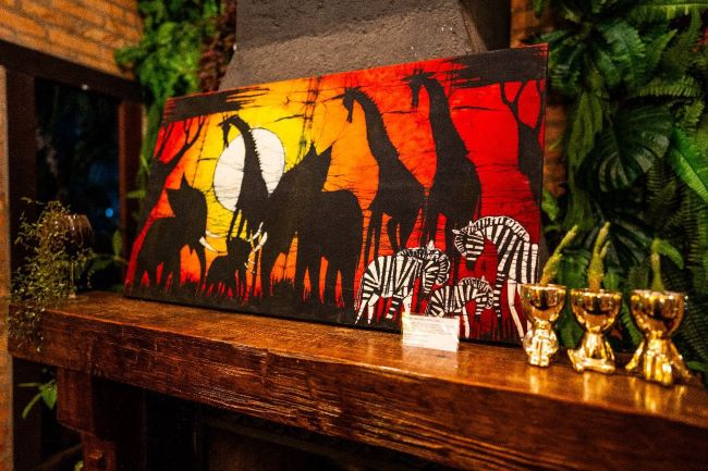 Em prol do social, Casa 97 promove exposição que destaca obras de artistas africanos