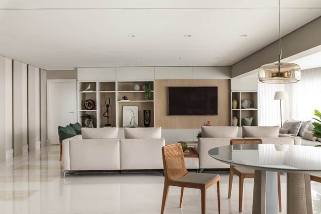 Apartamento de 400m² é caracterizado por um estilo contemporâneo, espaços amplos e toques de cor
