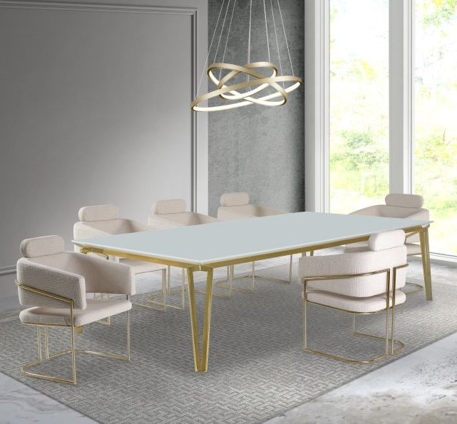 Linhas delicadas definem a mesa e o aparador projetados por Thiago Bertochi