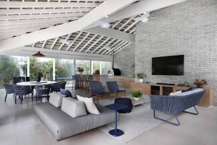 Casa reformada se destaca pela área gourmet com mobiliário feito sob medida, perfeita para as férias em família