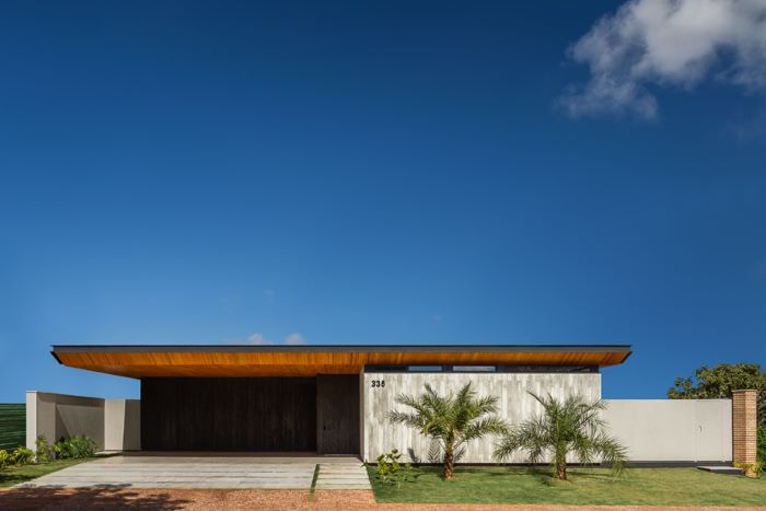 Em Uberlândia, a arquiteta Camila Porto é responsável pela concepção da residência AG House, onde a arquitetura minimalista se harmoniza com o entorno natural