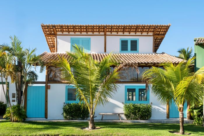 Residência em Trancoso evoca o estilo arquitetônico colonial característico do sul da Bahia