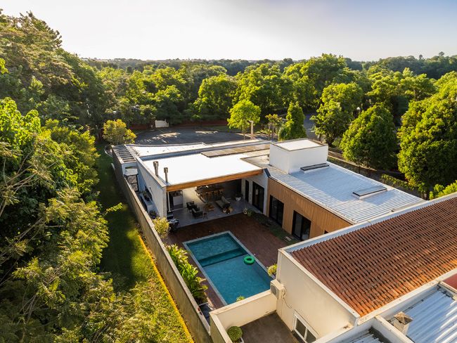 Projeto residencial se harmoniza com a natureza ao redor, enfatizando sua generosa área de lazer conectada ao espaço gourmet