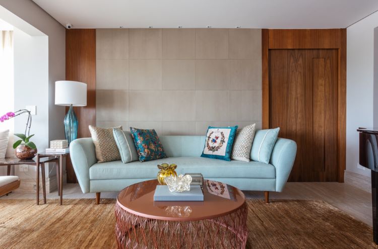 Tendência vibrante: a presença de sofás coloridos se destaca na decoração residencial