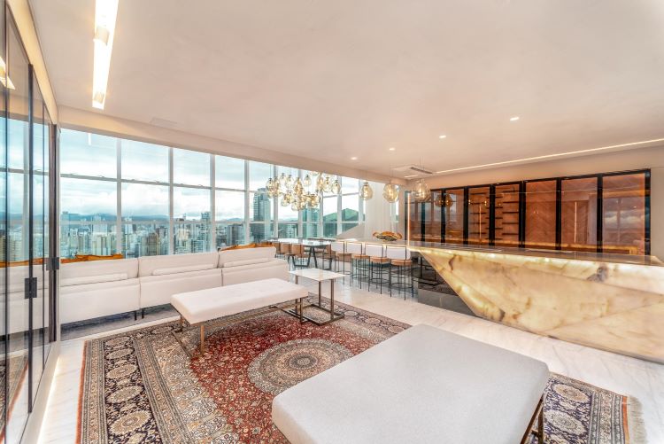 Cobertura Sky Tower em Balneário Camboriú, com projeto assinado pelo TKWS, é considerada a vista mais bonita da região