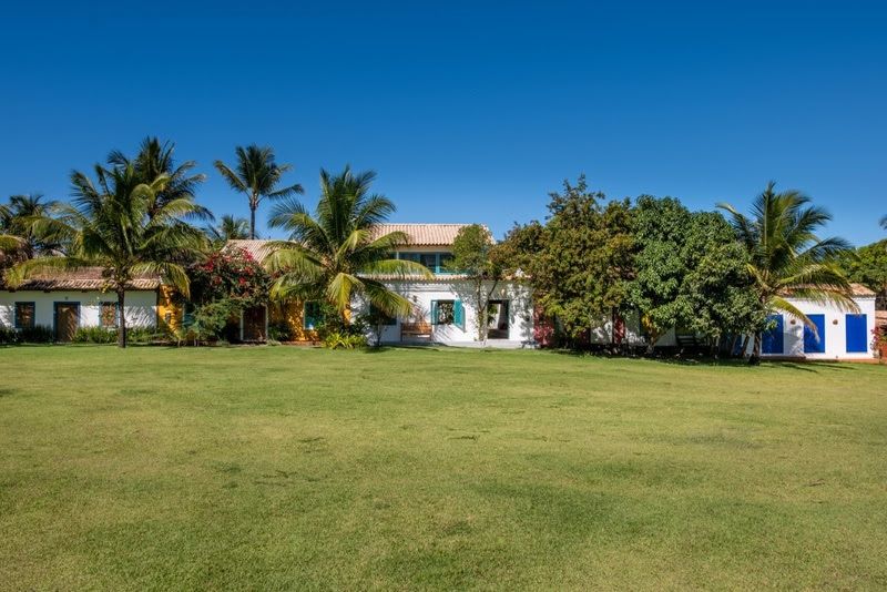 Residência de 250m² incorpora mobiliário e materiais artesanais produzidos por artesãos locais em Trancoso