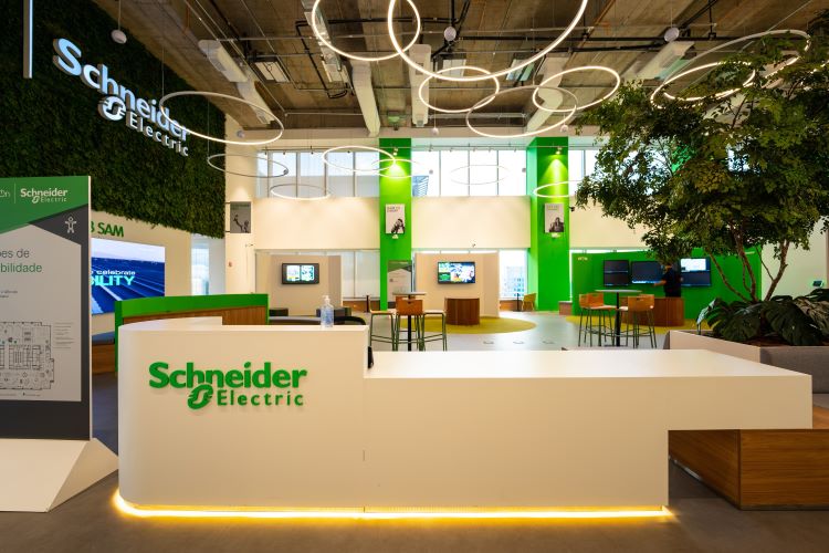 Projeto da Tétris para o novo escritório da Schneider Electric destaca a incorporação de elementos de biofilia e tecnologia