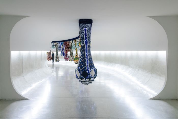 MON inaugura a segunda fase da exposição “Extravagâncias” da artista Joana Vasconcelos