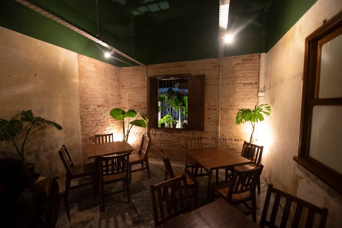 Retrofit e sofisticação se combinam para criar o contraste ideal na arquitetura de um bar em Curitiba