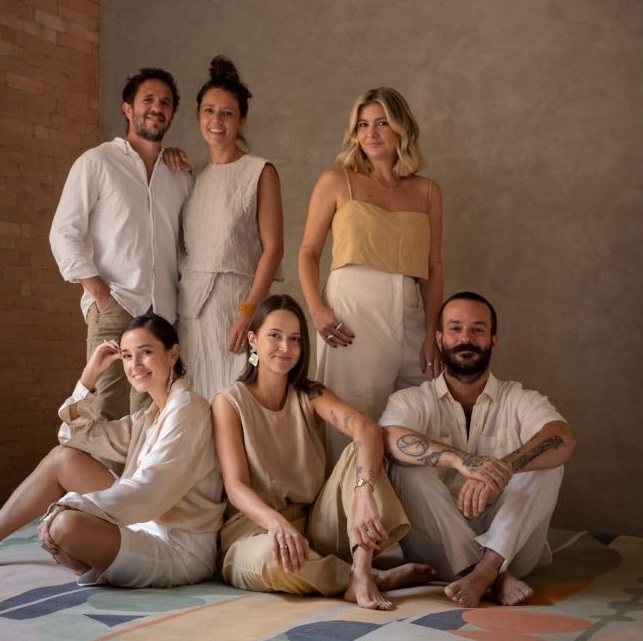 Mãos Soma e Botteh colaboram em uma exposição artística durante a Semana de Design de São Paulo