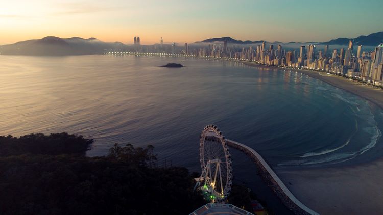 Balneário Camboriú possui os 10 prédios mais altos do Brasil, sendo a capital dos arranha-céus