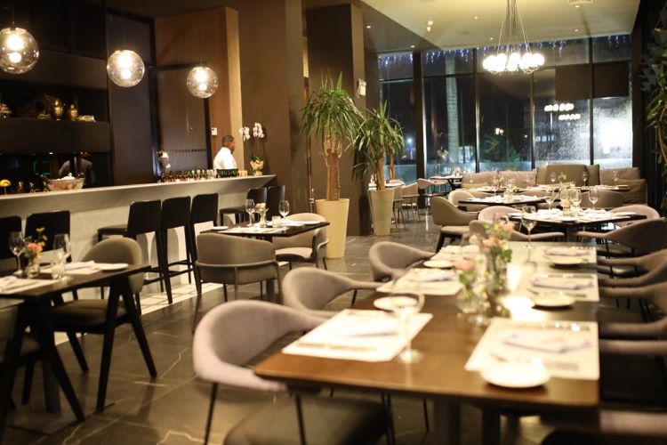 Obras exclusivas de Danielle Kosann em restaurante de alta gastronomia no litoral catarinense
