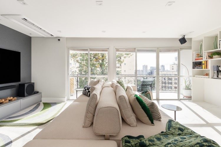 Influência da luz natural na arquitetura de interiores residenciais sob o sol da manhã e da tarde