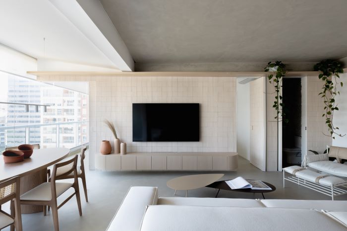 Primeira casa de uma jovem apresenta tons suaves e utiliza cerâmica de formas variadas
