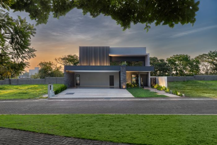 Augusto Manzato Arquitetura transforma e eleva uma residência familiar em Mogi Guaçu, SP