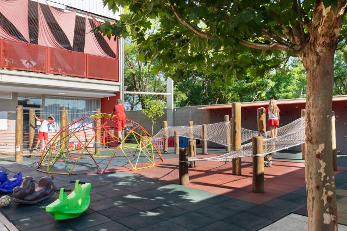 Augusto Manzato Arquitetura transforma o playground da Maple Bear Mogiana em um espaço cognitivo e sensorial