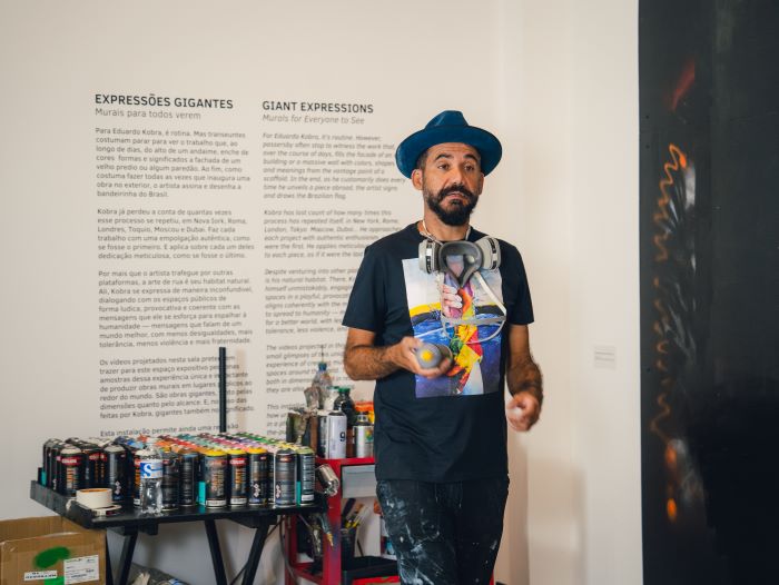 Eduardo Kobra pinta obra sobre resiliência e realiza leilão em benefício do Rio Grande do Sul