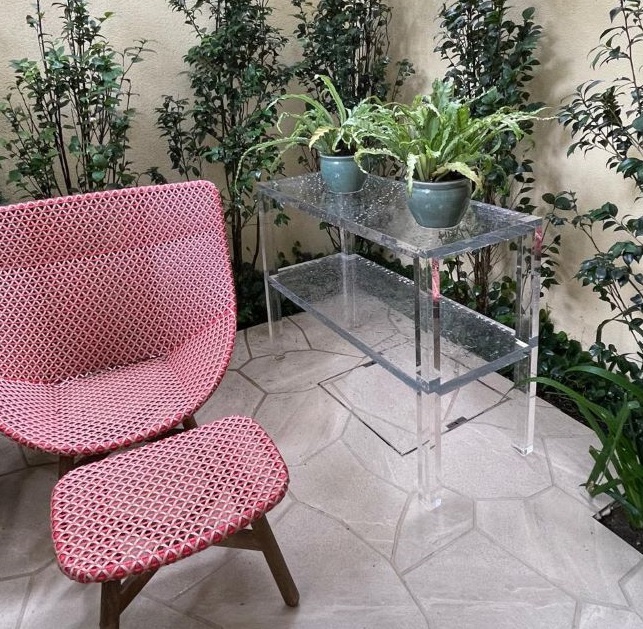 Transforme seu jardim com a elegância dos móveis de acrílico na decoração