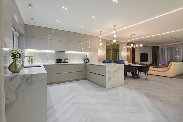 Três sugestões de decoração utilizando piso vinílico amadeirado claro