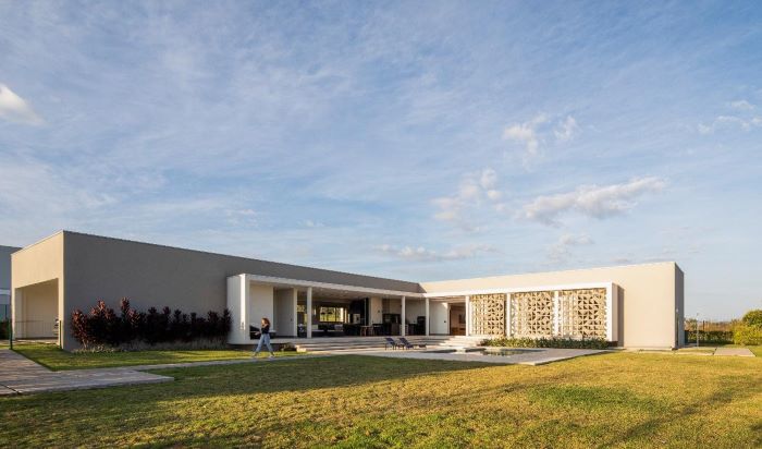 STArq assina projeto residencial em L com destaque para revestimento cobogó em Jaguariúna, SP