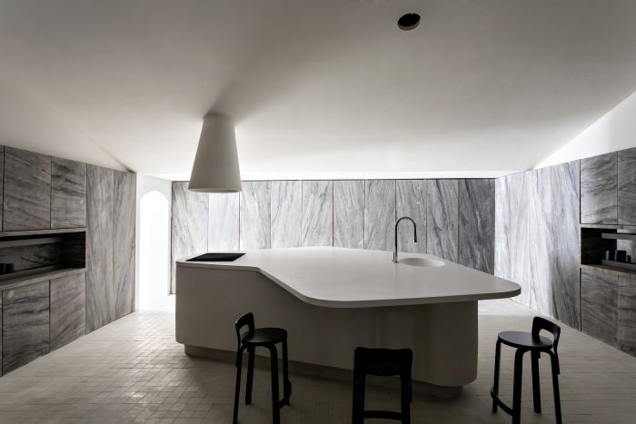 Slimstone da SCA Jardim Europa destaca-se na arquitetura ao unir pedra e tecnologia