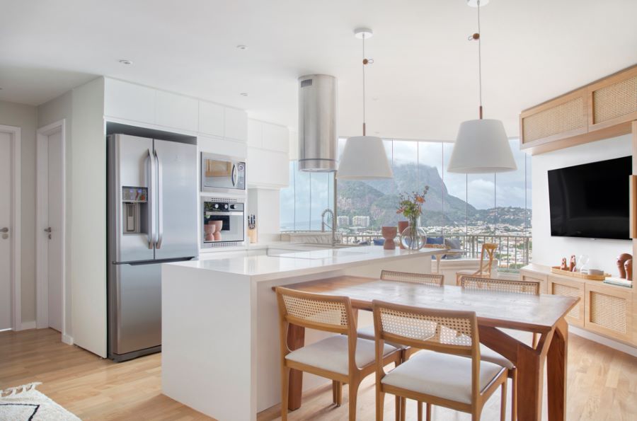 Apartamento na Barra da Tijuca combina design moderno com toques praianos