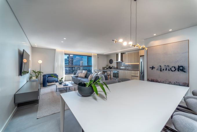 Apartamento novo, mobiliado e com decoração de interiores sofisticados